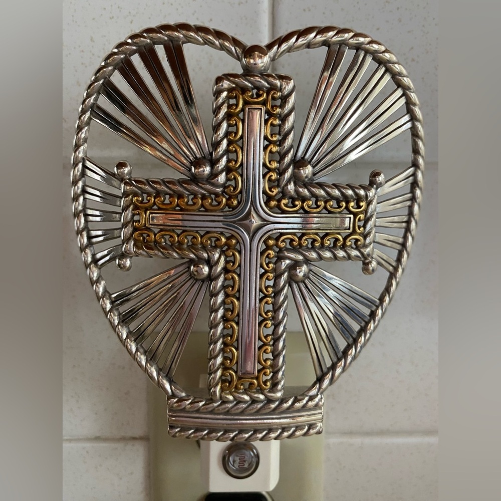 ✨ Brighton Illumination Cross Silver and Gold Night Light - Excellent Condition! - Picture 3 of 5
